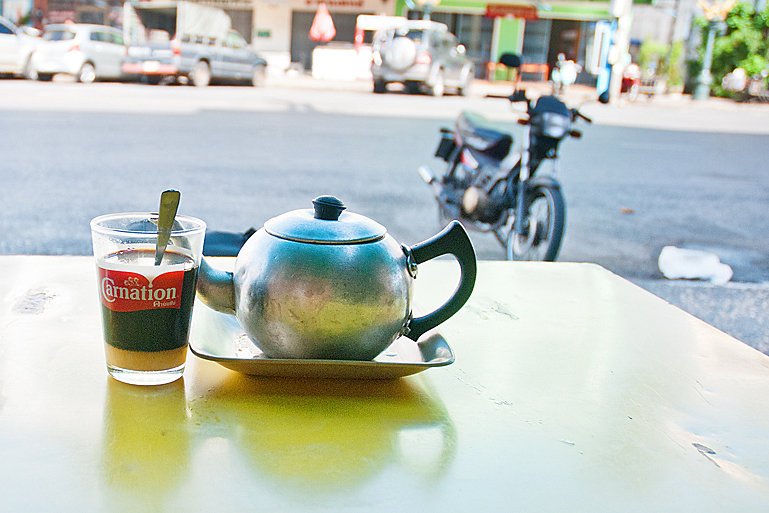 morning coffee, sometimes served with water, this time with black tea