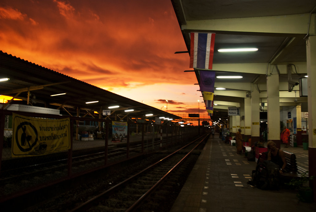 unbelievable sky, while wating for the nighttrain back to Bangkok